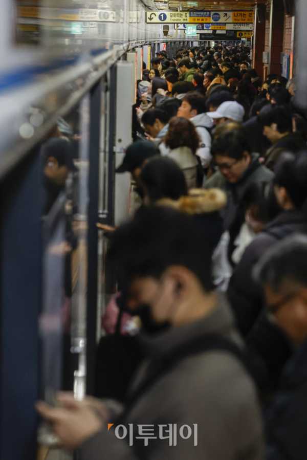 ▲지하철 4호선 오이도역 트롤리 탈선…4호선·수인분당선·서해선 지연 (조현호 기자 hyunho@)