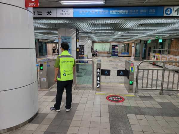 ▲지하철 4호선 오이도역 트롤리 탈선…4호선·수인분당선·서해선 지연 (사진제공=서울교통공사)