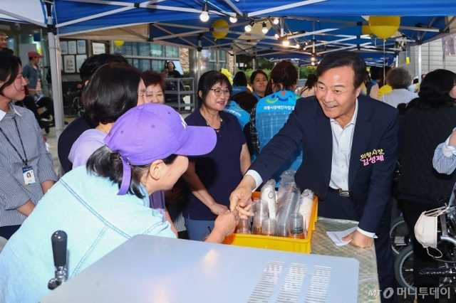 (의왕=뉴스1) 김기현 기자 = 김성제 경기 의왕시장이 16일 부곡동 주민복지관에서 장애인 자립을 지원하고, 지역사회 연대와 포용 가치를 실현하기 위해 열린 '2025 더(The)함께 바자회'를 찾아 참석자들과 인사를 나누고 있다.(의왕시 제공. 재판매 및 DB 금지) 2025.10.16/뉴스1 Copyright (C) 뉴스1. All rights reserved. 무단 전재 및 재배포, AI학습 이용 금지. /사진=(의왕=뉴스1) 김기현 기자