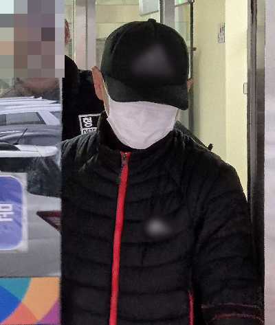 태국인 아내 얼굴에 끓는 물을 부어 화상을 입힌 40대 남성이 구속됐다. 16일 의정부지법에서 구속 전 피의자 심문(영장실질심사)을 마치고 이동 중인 모습./사진=뉴스1